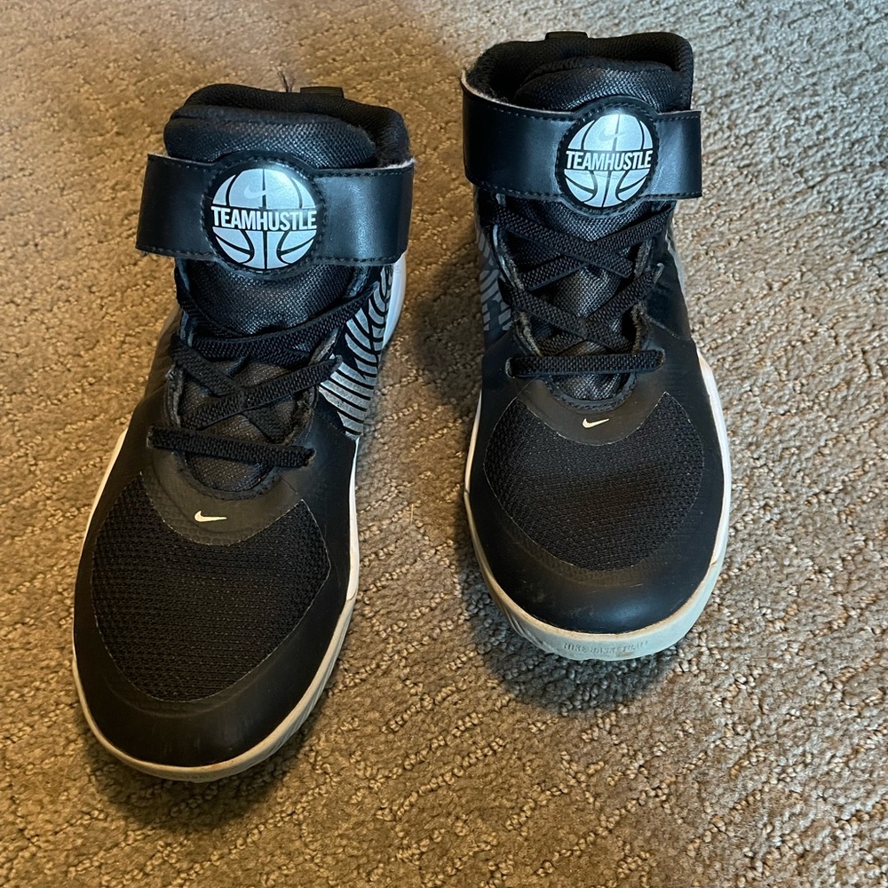 Nike Team Hustle boys basketball shoes